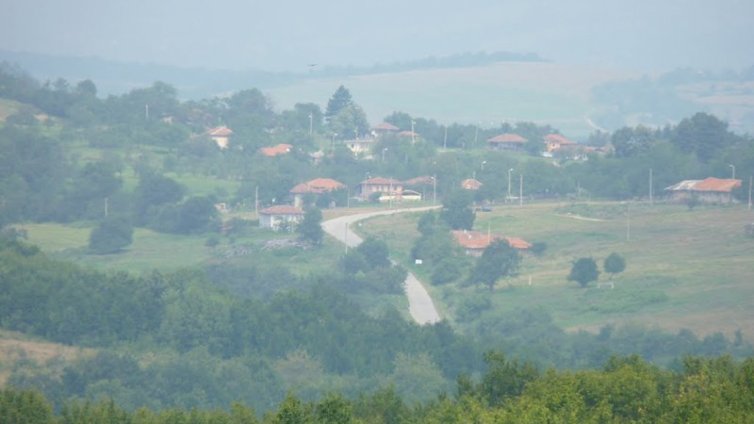 Кмет и личен лекар на различни позиции за карантината в с. Изгрев