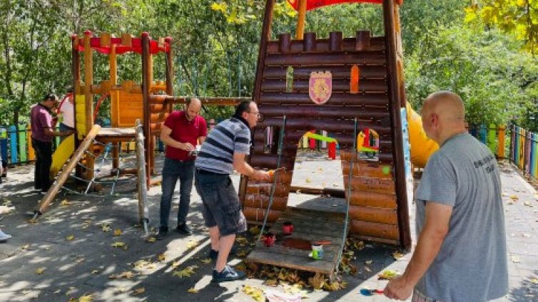 Канят родители да поправят детски площадки в „Аспарухово"