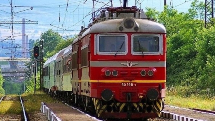 Авария спря влака Бургас-София
