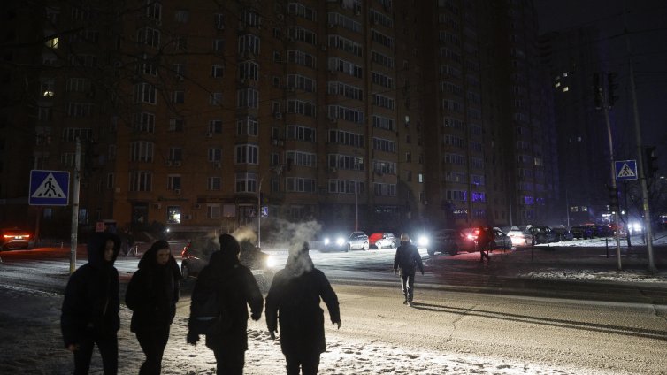 В най-студената зима от години украинците се топлят с... танци 