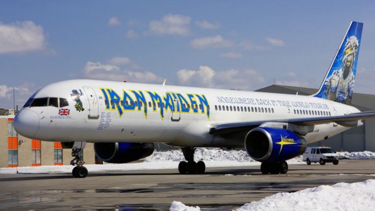 Самолетът на Iron Maiden се сблъска с ... влекач