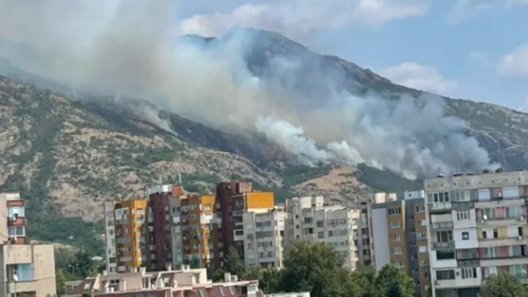 Ужас! Голям пожар се разгоря до Сливен