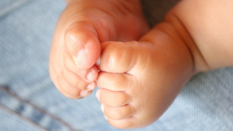 Лекари във Варна спасиха живота на петдневно бебе с тегло 2200 гр.