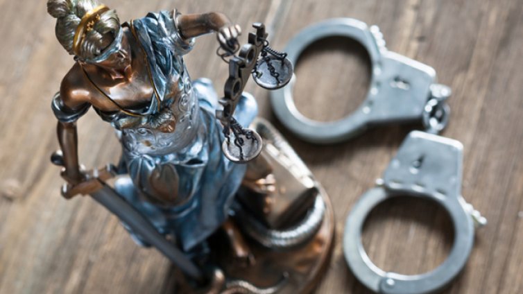 Задържаха мъж за две измами, представял се като служител на НАП