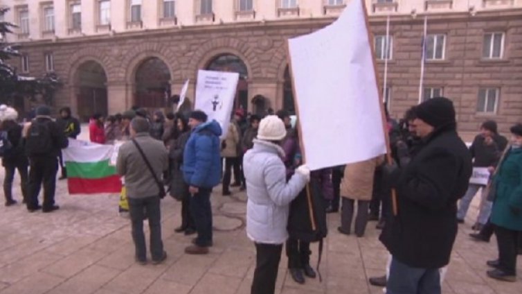 Учители по география протестират