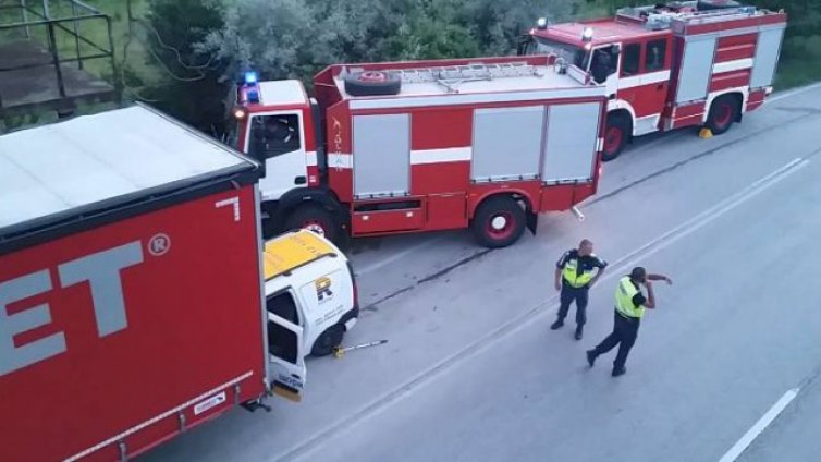 Тежка катастрофа край Мездра, кола се заби в ТИР 
