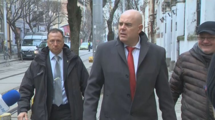 Управляващата коалиция поиска оставката на Гешев с декларация