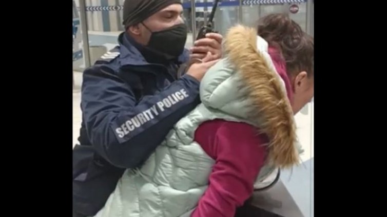 За без маска... Зрелищен арест на жена в софийското метро ВИДЕО