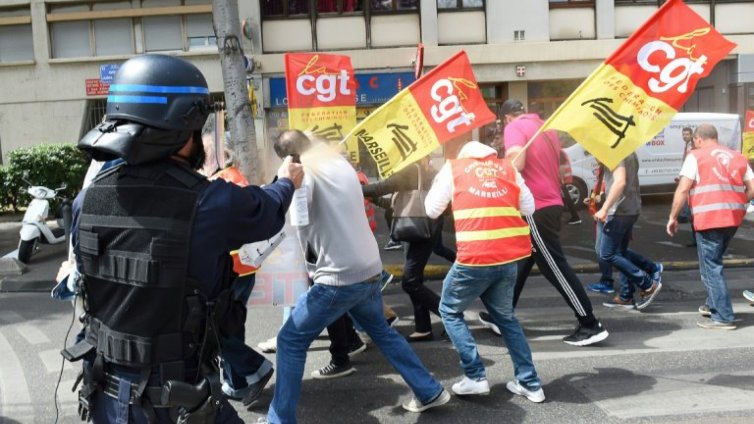 Нови сблъсъци между протестиращи и полиция в Париж