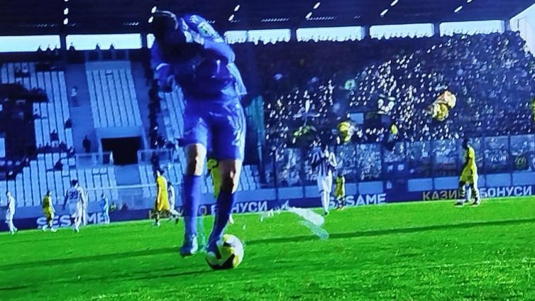 Арестуваха фена, който хвърли бутилка към Даниел Наумов