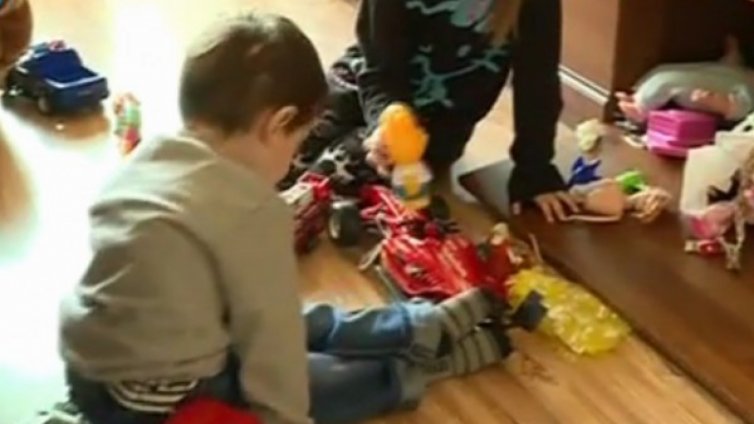 Подхвърлиха инвалидната количка на 3-годишния Денис