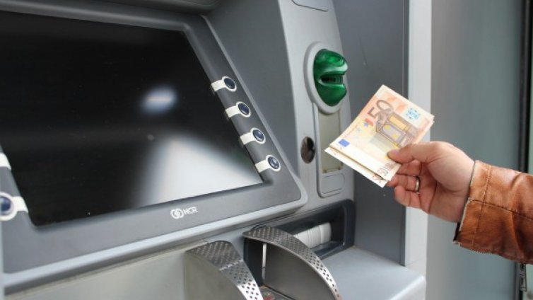Банкомат изхвърли 10 000 евро на улицата