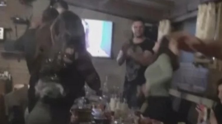 Пандемия, а? Шестима полицаи купонясват до зори в благоевградско заведение!