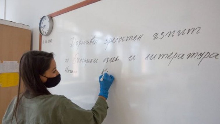 Зрелостниците избират между две теми на матурата по български