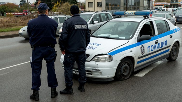 Задържаха трима след преследване и стрелба с полицията