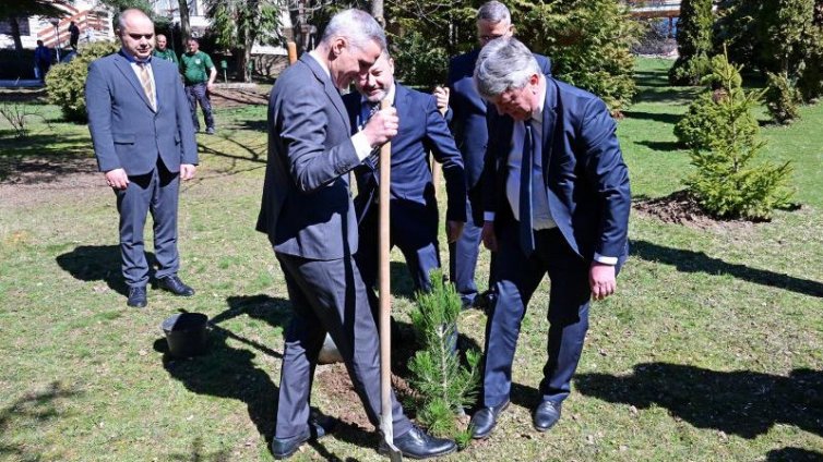 Гюров хвана лопатата за "Седмицата на гората"