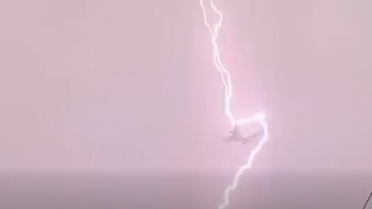 Вижте ВИДЕО с момента, в който мълния удря самолет край Варна