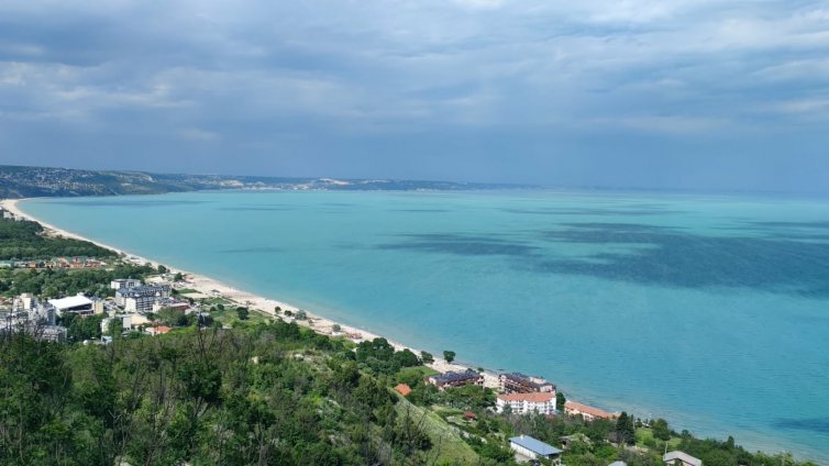 Тюркоазено море посреща лято тази година