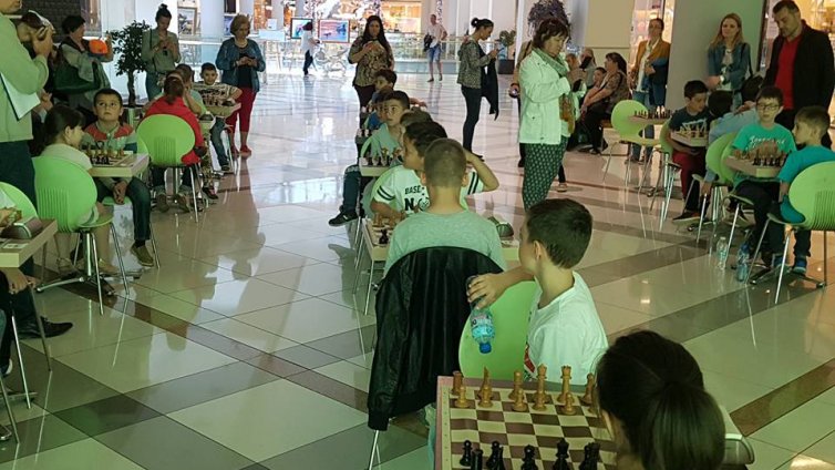 Деца от варненски училища играха шах в турнира Слънчеви лъчи