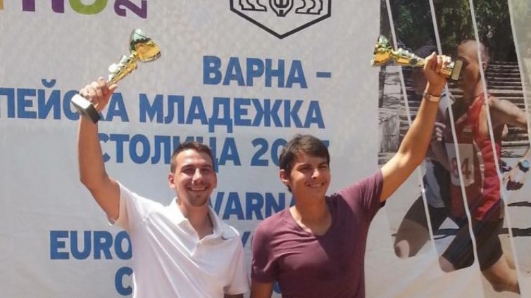 Баскетболист показа завидни умения с ракетата