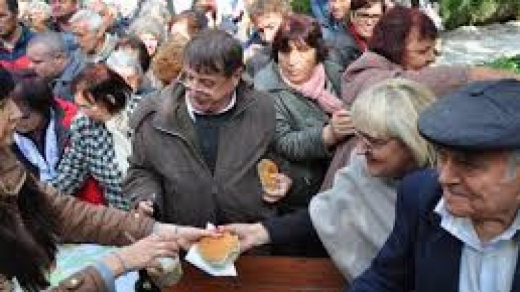 Събират храна и средства за хора в нужда в центъра на Варна