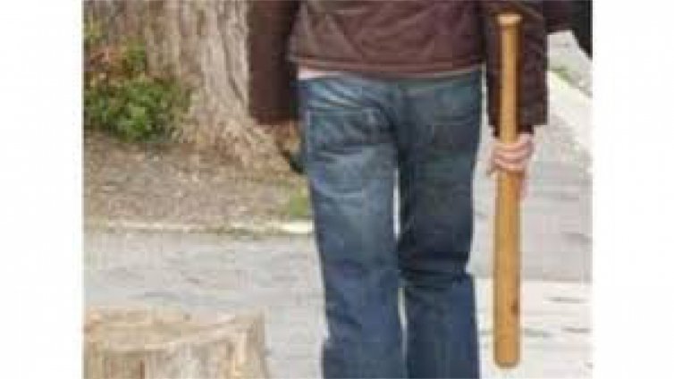 Мъж потроши кола с метална тръба на пътя