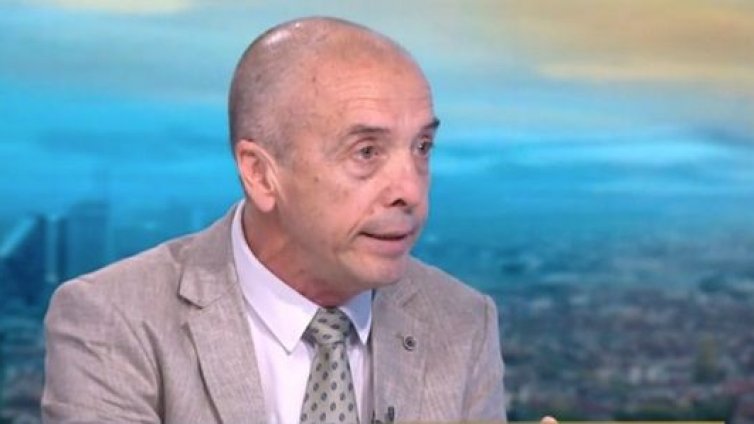 Мангъров иска да си вее мантрите по тв студията. Моли да не го разжалват
