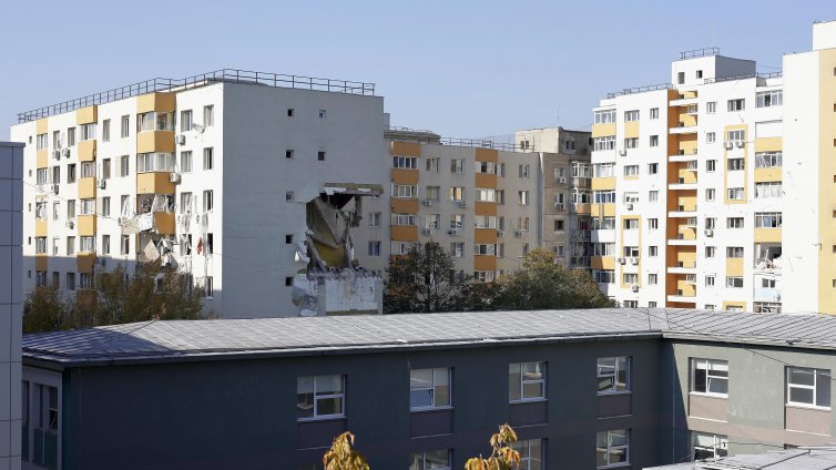 Мощна експлозия в блок в Букурещ, загинали са трима