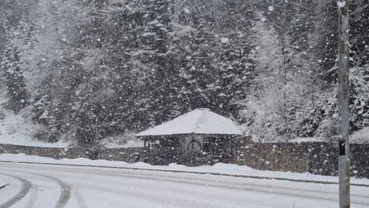 Сняг през април изненада пътуващите към зимни курорти