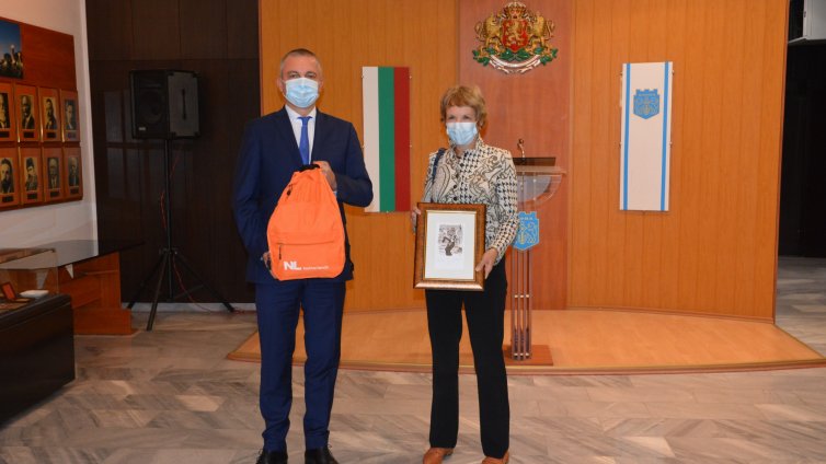 Нидерландия подари още 600 лалета на Варна