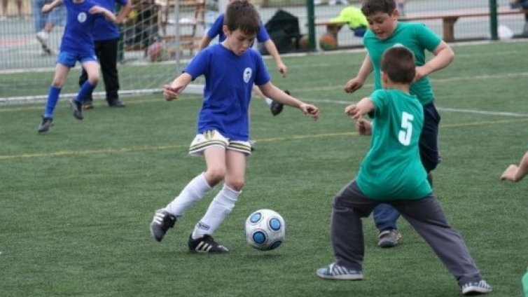 180 деца ритаха топка в турнира на „Делфините”