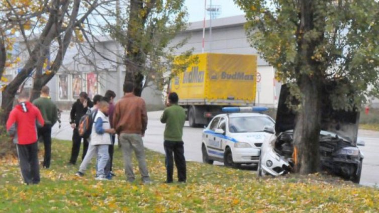 "Мерцедес" лумна – удари се челно в дърво