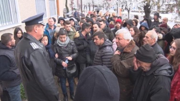 Хората в Момчилград излязоха отново на протест заради убитото 7-годишно момиче