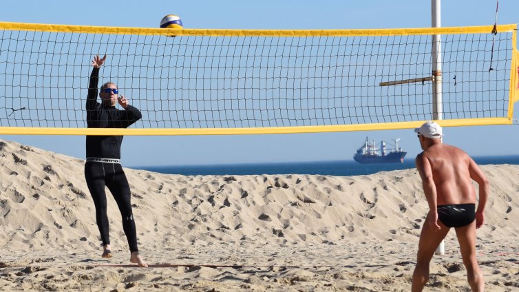 Топлото време в края на януари изкара варненци на плажа