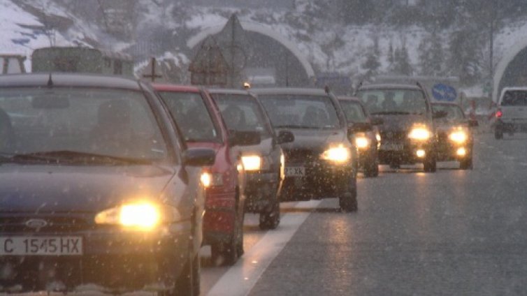 АПИ: Шофьорите да тръгват на път само с подходящи гуми