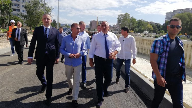 Премиерът инспектира строителните и ремонтни работи на бул. „Васил Левски“