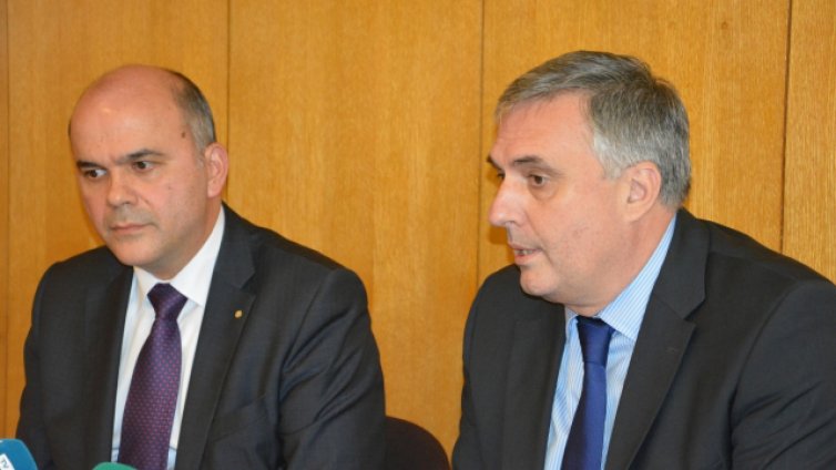 Увеличение на минималните осигуровки за растящия бизнес, предлага Калфин 