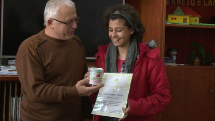 Отличиха 15-годишната Мария, която спаси живот