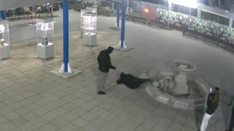 В центъра на Казанлък: Ученици счупиха 3-метров шадраван
