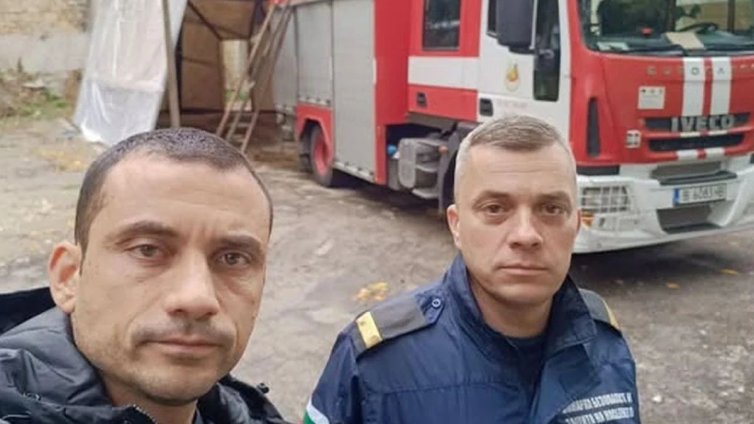 Пожарният автомобил на к.к. "Златни пясъци" няма гараж, пазят го под навес от подръчни материали