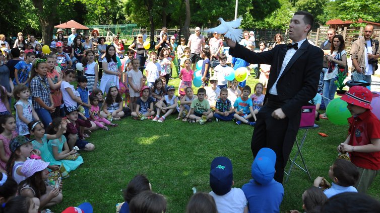 Отбелязаха 1 юни с фокуси и игри в зоопарка (СНИМКИ)