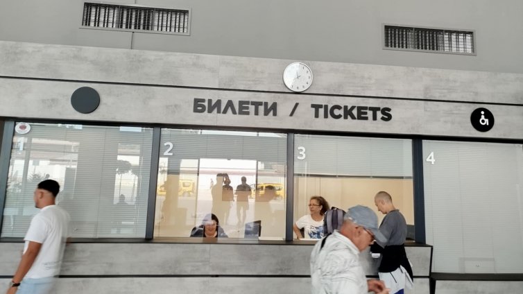 Пътници се оплакват от липса на достатъчен брой седящи места на Автогара "Варна"
