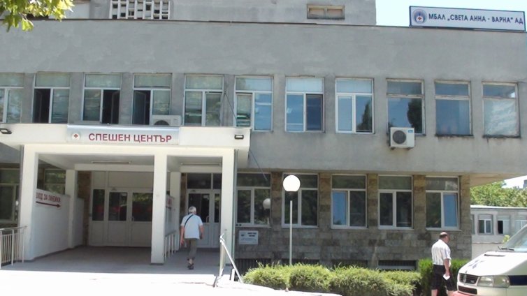 Рено блъсна баба до входа на болница "Св. Анна"