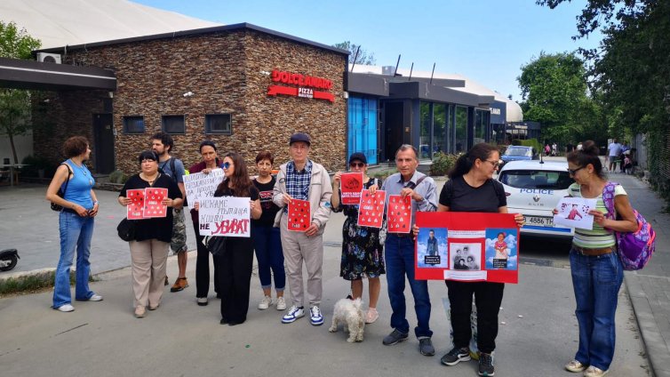 За Празника: Варненци протестират срещу колите в Морската градина