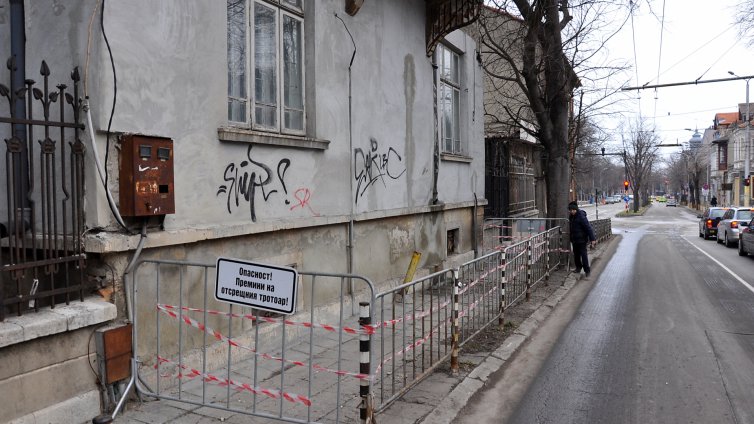 Преграден тротоар в центъра на Варна пречи на минувачите (СНИМКИ)