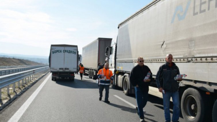Превозвачите блокират границата с Гърция за 10 дни