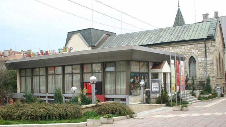 Възстановиха покрива на Кукления театър