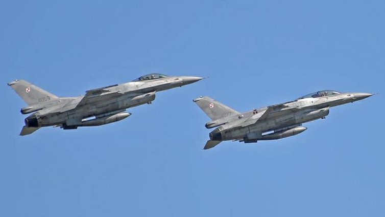 "Непланирана военна дейност" в небето над Полша, затвориха въздушното пространство