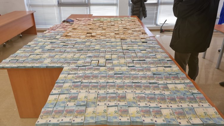 На "Капитан Андреево": Спипаха семейство с бебе и скрити €1,5 млн. в колата