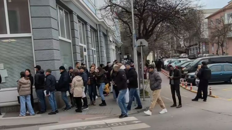 Огромни опашки се вият пред имиграционния център във Варна